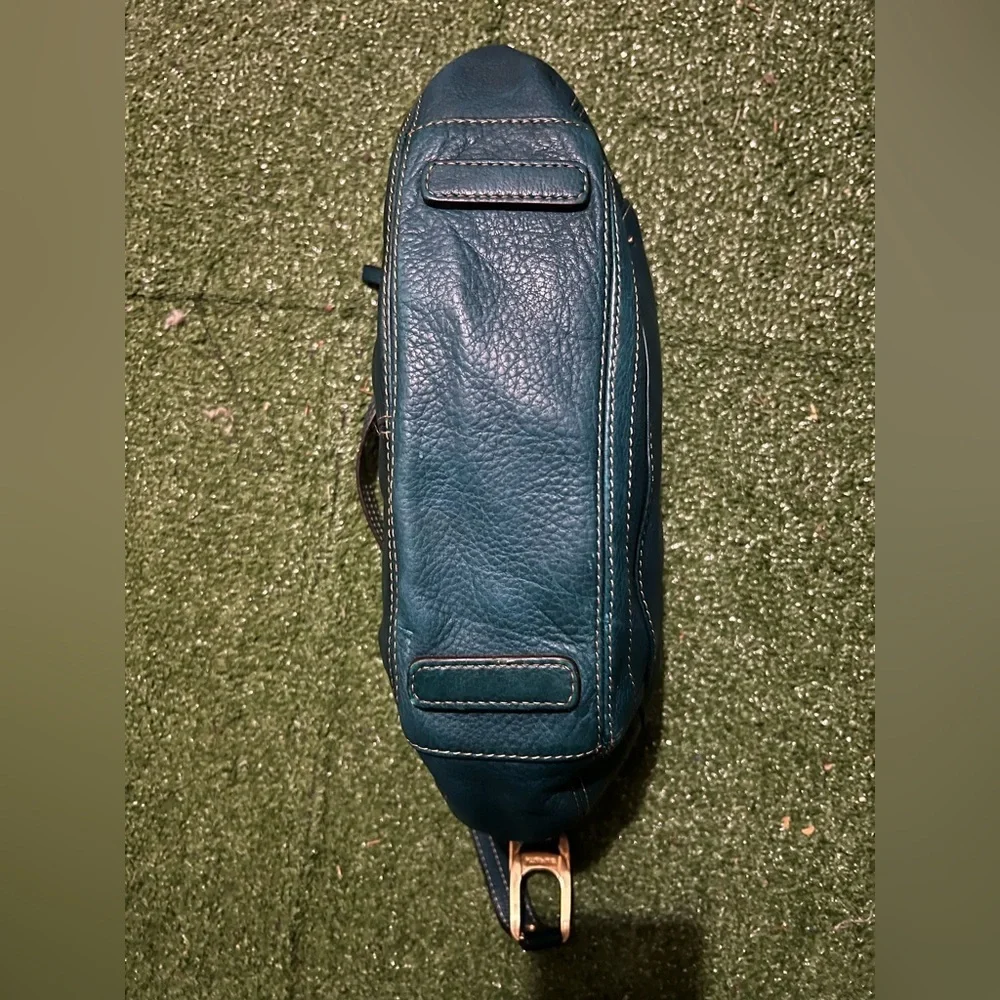 Elegant Navy Leather Shoulder Bag - Picture 3 of 5